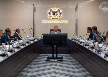 ANWAR Ibrahim mempengerusikan mesyuarat Majlis Ekonomi Bumiputera di Bangunan Parlimen Kuala Lumpur. - PEJABAT PERDANA MENTERI