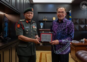 ANWAR Ibrahim menerima kunjungan hormat Panglima Tentera Darat yang baharu, Jeneral Datuk Azhan Md Othman di Bangunan Parlimen Kuala Lumpur. - Pejabat Perdana Menteri.