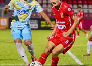 ALBERT Kang (kanan) menjadi wira Kelantan The Real Warriors (Kelantan TRW) apabila jaringan pada masa tambahan membolehkan pasukannya seri 1-1 dengan Peneng FC pada aksi Liga Super di Stadium Sultan Muhammad IV, Kota Bharu, Kelantan sebentar tadi.-IHSAN MFL