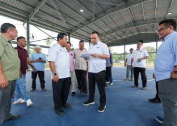 AHMAD Farhan Fauzi (tengah) ketika meninjau gelanggang futsal berbumbung Kampung Angkat Madani di Kampung Chengal Lempong, Indera Mahkota di Kuantan, Pahang.