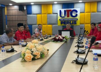 ROZABIL Abd. Rahman mempengerusikan Mesyuarat Perhubungan UMNO Perlis di Kangar, Perlis hari ini.-UTUSAN/MOHD. HAFIZ ABD. MUTALIB