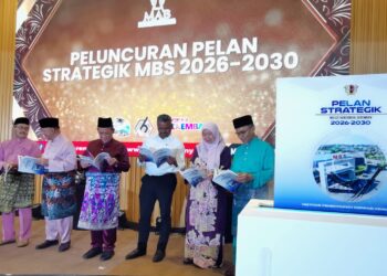 AMINUDDIN Harun ketika menyempurnakan pelancaran Pelan Strategik MBS 2026-2030 pada Majlis Apresiasi Bandar Raya MBS Kali Ke-2 di Seremban semalam.-UTUSAN/MOHD. SHAHJEHAN MAAMIN.