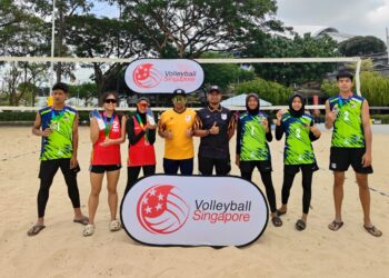 BARISAN pemain bola tampar negara yang menyertai Kejohanan Bola Tampar Terbuka Singapura Bawah 16 Tahun, baru-baru ini.