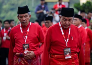 AHMAD Zahid (kanan) ketika ditemui di Perhimpunan Agung UMNO (PAU) 2025 di sini hari ini.