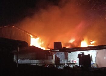 KEBAKARAN melibatkan dua buah rumah dan sebuah kedai runcit di Jalan Kilang Baja, Kampung Masjid Lama di Kuala Kedah, Alor Setar.