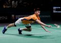 Aksi perseorangan lelaki negara, Leong Jun Hao ketika menentang pemain Indonesia, Jonatan Christie pada pusingan keenam belas Kejohanan Badminton Terbuka Malaysia 2026, di Stadium Axiata Arena, di sini hari ini. Foto: SHIDDIEQIIN ZON