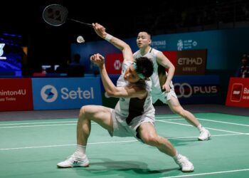 Aksi pasangan beregu lelaki negara, Aaron Chia dan Soh Wooi Yik ketika menentang pasangan China, Chen Xu Jun dan Liu Yang pada pusingan keenam belas Kejohanan Badminton Terbuka Malaysia 2026, di Stadium Axiata Arena, di sini hari ini. Foto: SHIDDIEQIIN ZON