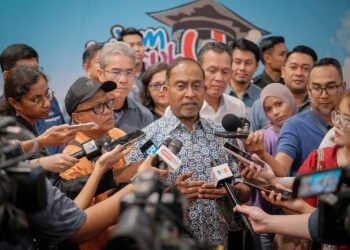 ZAMBRY Abd Kadir ketika ditemui media selepas merasmikan Karnival Jom Masuk Universiti (JMU) 2026 di Putrajaya. -UTUSAN/FAIZ ALIF ZUBIR