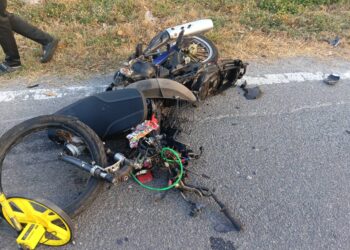 KEADAAN motosikal mangsa yang remuk teruk selepas bertembung dengan sebuah kereta di Jalan Stadium, Kangar, Perlis, hari ini. -UTUSAN