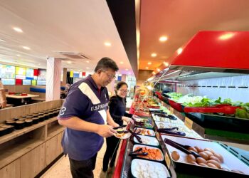 WAN Khairul Annuar dan Teng Wei Liek memilih antara jenis makanan daripada keseluruhan 116 hidangan yang disediakan di Seoul Garden pertama di Perlis yang mula beroperasi di Kangar Jaya Perlis.-UTUSAN/MOHD. HAFIZ ABD. MUTALIB