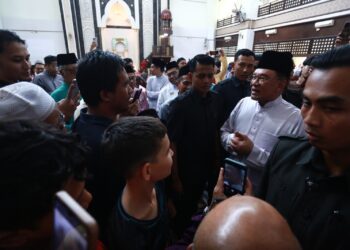 ANWAR Ibrahim menyantuni jemaah selepas menunaikan solat jumaat di Masjid Usamah Bin Zaid, Wangsa Maju. FOTO/AFIQ RAZALI