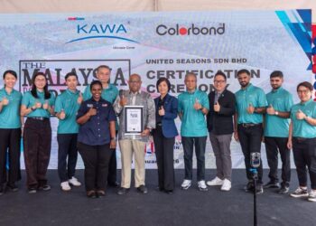 UNITED Seasons Sdn. Bhd. diiktiraf secara rasmi oleh Malaysia Book of Records kerana mencapai Kepingan Bumbung Terpanjang iaitu 166.49 meter yang dipasang di Hab Rantaian Bekalan YLL di Sungai Buaya, Rawang, Selangor. – UTUSAN/M. FIRDAUS M. JOHARI