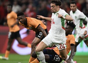 Pemain tengah Maghribi, Neil El Aynaoui (tiga dari kanan) cuba melepasi halangan pemain Zambia, Miguel Chaiwa dan Joseph Liteta dalam saingan Piala Negara-Negara Afrika 2025 di Stadium Putera Moulay Abdellah, Rabat, semalam. - AFP