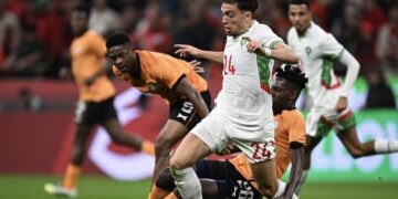Pemain tengah Maghribi, Neil El Aynaoui (tiga dari kanan) cuba melepasi halangan pemain Zambia, Miguel Chaiwa dan Joseph Liteta dalam saingan Piala Negara-Negara Afrika 2025 di Stadium Putera Moulay Abdellah, Rabat, semalam. - AFP