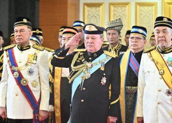 YANG di-Pertuan Agong, Sultan Ibrahim bersama Perdana Menteri dan Timbalan Perdana Menteri sempena Istiadat Pembukaan Mesyuarat Pertama Penggal Keempat Parlimen Ke-15 di Dewan Rakyat hari ini. JABATAN PENERANGAN