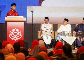 AHMAD Zahid Hamid berucap pada Majlis Perasmian Penutup Multaqa Ilmuan Islam Malaysia di Pusat Dagangan Dunia (WTC), Kuala Lumpur, hari ini. - UTUSAN/ISKANDAR ISHAK