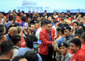 MUHAMAD Akmal Saleh menyantuni para pemuda ketika hadir pada Konvensyen Khas Pemuda UMNO Malaysia berhubung hala tuju UMNO dalam Kerajaan Perpaduan di Dewan Tun Dr Ismail Pusat Dagangan Dunia (WTC) di sini, hari ini. UTUSAN/FARIZ RUSADIO