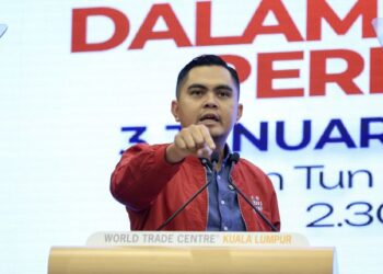 AKMAL Saleh berucap pada Konvensyen Khas Pemuda UMNO berhubung hala tuju UMNO dalam Kerajaan Perpaduan di Dewan Tun Dr Ismail, Pusat Dagangan Dunia (WTC), Kuala Lumpur, semalam. - UTUSAN/FARIZ RUSADIO