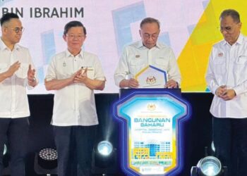 ANWAR Ibrahim merasmikan bangunan baharu Hospital Seberang Jaya di Bukit Mertajam, Pulau Pinang, semalam. – UTUSAN/SAFRINA RAMLI