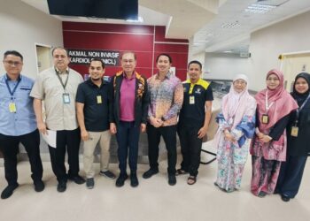 ANWAR Ibrahim (empat dari kiri) menjalani pemeriksaan kesihatan berkala di Hospital Sultan Idris Shah Serdang, semalam.