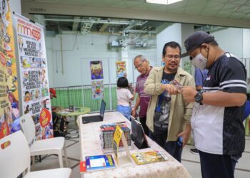 MOHAMAD Rizal Mohamed Nor (tengah) menyatuni pengunjung yang hadir ke reruai MMToon pada Program Zoom Kartun di KL Gateway, semalam. – MINGGUAN/FARIZ RUSADIO