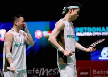 BEREGU Lelaki negara, Aaron Chia-Soh Wooi Yik menunjukkan riak kecewa selepas gagal menewaskan Kim Won Ho-Seo Seung Jae pada perlawanan akhir beregu lelaki Terbuka Malaysia di Stadium Axiata Arena, semalam.-UTUSAN/SHIDDIEQIIN ZON