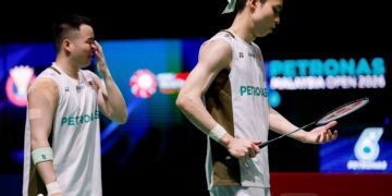 BEREGU Lelaki negara, Aaron Chia-Soh Wooi Yik menunjukkan riak kecewa selepas gagal menewaskan Kim Won Ho-Seo Seung Jae pada perlawanan akhir beregu lelaki Terbuka Malaysia di Stadium Axiata Arena, semalam.-UTUSAN/SHIDDIEQIIN ZON