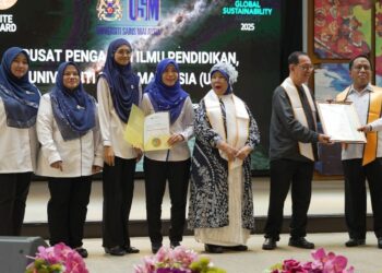 BARISAN Ahli pasukan yang menjayakan projek Environmental Transformational Leadership Inspiring Character & Sustainability bagi Sekolah Murid Orang Asli.