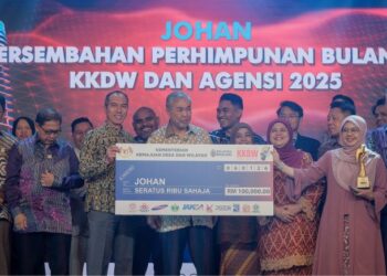 AHMAD ZAHID Hamidi bersama Timbalan Menteri KKDW, Datuk Rubiah Wang menyampaikan replika cek dan trofi kepada pemenang Persembahan Perhimpunan Bulanan KKDW dan Agensi 2025 pada Majlis Amanat Tahun Baharu 2026 KKDW di Putrajaya, semalam. - UTUSAN/FAIZ ALIF ZUBIR