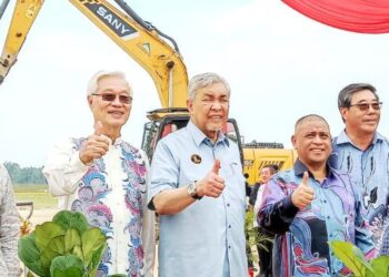 AHMAD Zahid Hamidi (tiga dari kiri) menunjukkan isyarat bagus selepas majlis pecah tanah Taman Industri QL Innofood di Hutan Melintang di Bagan Datuk. - UTUSAN/AIN SAFRE BIDIN