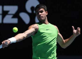 Pemain Sepanyol, Carlos Alcaraz membalas bola pukulan lawannya dari Perancis, Corentin Moutet dalam aksi tenis Terbuka Australia di Melbourne, semalam. - AFP