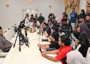 SIDANG akhbar peletakan Mohd. Shukri Ramli sebagai Menteri Besar Perlis baru-baru ini. - UTUSAN/IZLIZAN OTHMAN