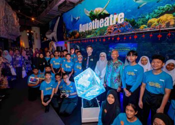 DARYL Foong (kiri) bersama Timbalan Pengarah Sektor Perancangan Makro Pendidikan, Dr. Wan Raisuha Wan Ali (tengah) dan Ketua Penolong Pengarah Sektor Pelantar Pembelajaran (DELIMa), Dr. Ahamad Hussin (kanan) semasa Majlis Penutup Pertandingan Inovasi Akuaponik Kebangsaan 2025 dan Pelancaran Akuaria sebagai Rakan DELIMa.