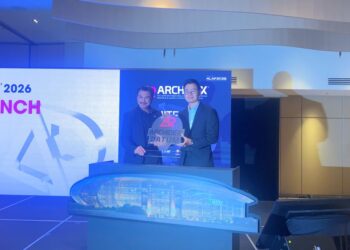 ADRIANTA Aziz (kiri) dan Jason Lim semasa merasmikan majlis pra-pelancaran ARCHIDEX 2026 di sini hari ini.