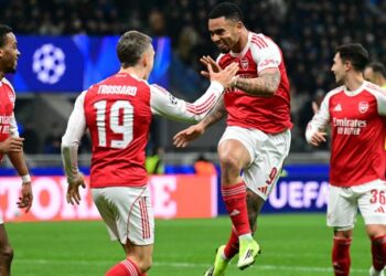 Penyerang Arsenal, Gabriel Jesus meraikan jaringan gol dengan rakan sepasukan dalam aksi Liga Juara-Juara menentang Inter Milan di San Siro, Itali, semalam. - AFP