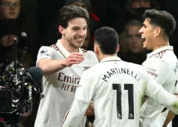 TONGGAK tengah Arsenal, Declan Rice meraikan jaringan gol kedua dengan rakan sepasukan, Gabriel Martinelli dan Piero Hincapie dalam aksi menentang Bournemouth di Stadium Vitality, semalam. - AFP