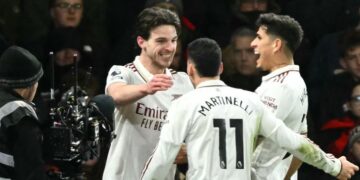 TONGGAK tengah Arsenal, Declan Rice meraikan jaringan gol kedua dengan rakan sepasukan, Gabriel Martinelli dan Piero Hincapie dalam aksi menentang Bournemouth di Stadium Vitality, semalam. - AFP
