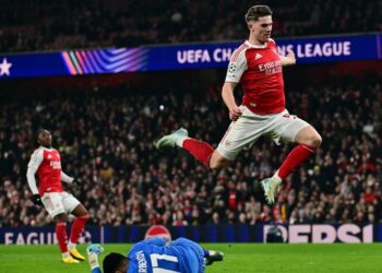 Penyerang Arsenal, Viktor Gyokeres gagal mengambil peluang menjaringkan gol selepas penjaga gol Kairat Almaty, Temirlan Anarbekov lebih awal menyelamatkan bola dalam aksi Liga Juara-Juara di Stadium Emirates, London, semalam. - AFP