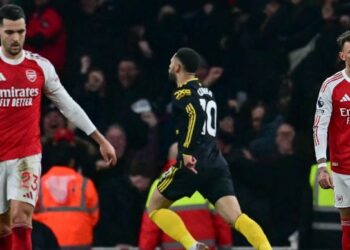 Pemain tengah Mikel Merino (kiri) dan tonggak pertahanan,  Ben White (kanan) sugul selepas Manchester United menyumbat gol menerusi penyerang Brazil, Matheus Cunha dalam aksi Liga Perdana Inggeris di Stadium Emirates, London, semalam. - AFP