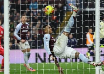Pemain pertahanan Aston Villa, Ezri Konsa cuba mengeluarkan bola daripada menerjah gawang gol dalam aksi Liga Perdana Inggeris menentang Everton di Villa Park, Birmingham, semalam. - AFP