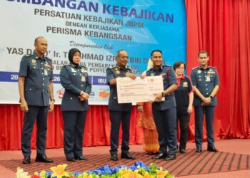 AHMAD Izram Osman  (tiga dari kiri) menyampaikan sumbangan kepada penerima dalam Program Sumbangan Kebajikan JBPM dengan kerjasama Persatuan Suri dan Pegawai Wanita (Perisma) Kebangsaan di Ibu Pejabat JBPM Perak di Bandar Meru Raya di Ipoh.