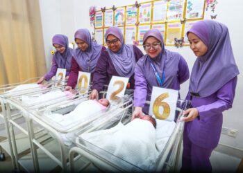 JURURAWAT bersama empat orang bayi yang dilahirkan pada 1 Januari 2026 di Hospital As Sultan Abdullah, UiTM Puncak Alam, di Kuala Selangor, Selangor. – UTUSAN/ AFIQ RAZALI