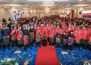 Amirudin Shari (tengah) bersama pesilat-pesilat dalam Majlis Adab dan Warisan Sendeng Nusantara (ADIWIRA) 2026 di Wisma PKPS di Shah Alam. Selangor semalam. UTUSAN/AFIQ RAZALI