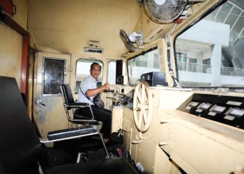 SUKI Hussin memandu buat kali terakhir tren Ekspres Selatan dari Johor Bahru ke Gemas yang menamatkan perkhidmatannya di Stesen JB Sentral, Johor Bahru kelmarin. – UTUSAN/RAJA JAAFAR ALI