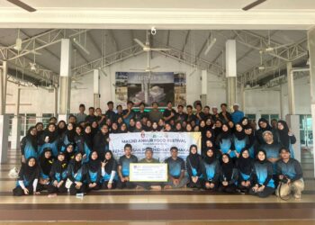 Pelajar dari Jabatan Pengurusan Perkhidmatan Makanan, Fakulti Pengurusan Hotel dan Pelancongan UiTM Kampus Puncak Alam dalam program Karnival Makanan di Masjid An-Nur, Saujana Utama, Sungai Buloh, Selangor hari ini.