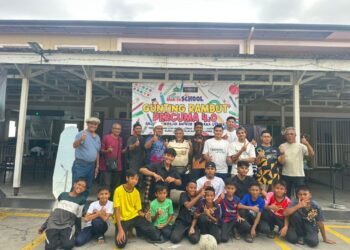 AZHAR Sani (berdiri kiri) bersama urus setia Program Back To School -Gunting Rambut 4.0 Percuma di Masjid An-Nur, Saujana Utama, Sungai Buloh, Selangor semalam.