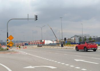 JALAN Bukit Cherakah menuju ke persimpangan Jalan Sungai Buloh-Ijok di Bandar Puncak Alam sedang dinaik taraf kepada enam lorong dan dijangka siap pada 2027. -UTUSAN/MOHD. FARHAN DARWIS