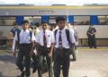 PELAJAR Sekolah Menengah Kebangsaan Dabong, Kuala Krai, Kelantan  teruja kembali ke sekolah menggunakan perkhidmatan kereta api. 
– UTUSAN/KAMARUL BISMI KAMARUZAMAN