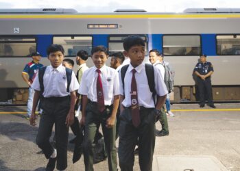 PELAJAR Sekolah Menengah Kebangsaan Dabong, Kuala Krai, Kelantan  teruja kembali ke sekolah menggunakan perkhidmatan kereta api. 
– UTUSAN/KAMARUL BISMI KAMARUZAMAN