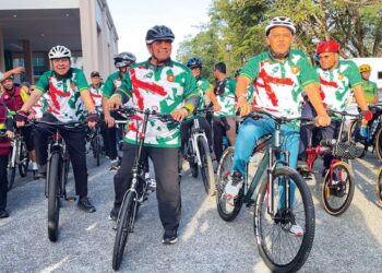 MUHAMMAD Sanusi Md. Nor menunggang basikal ketika melancarkan Program 1 Bulan 1 Sukan Peringkat Negeri Kedah di Wisma Darul Aman, Alor Setar semalam.